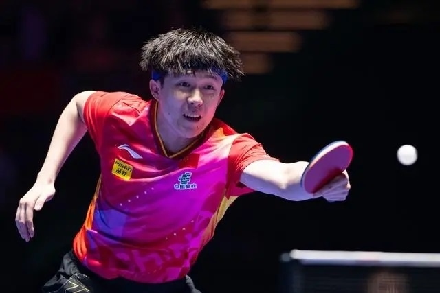 2024年4月15日，王楚欽在澳門世界杯比賽中回球。新華社記者 張金加攝