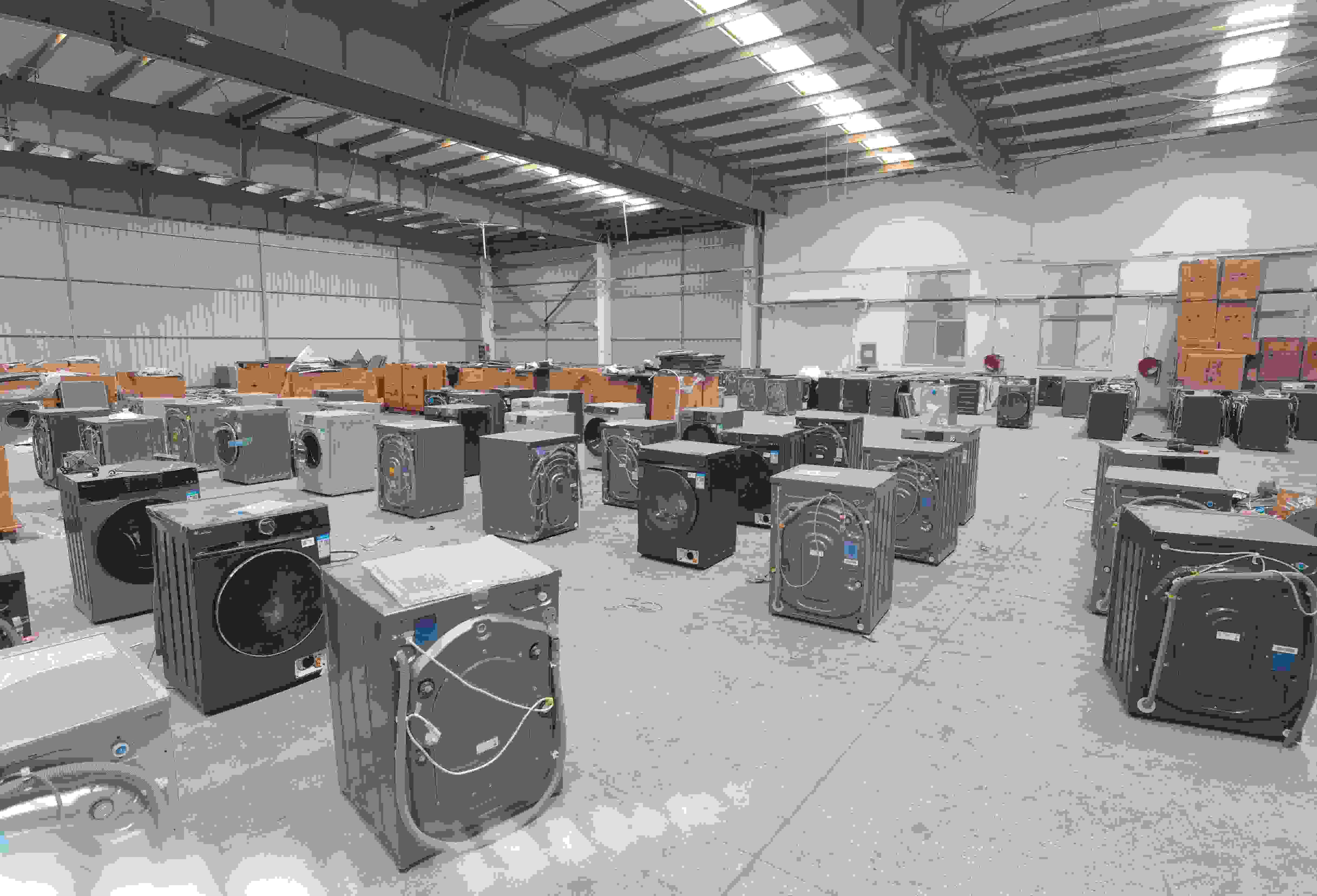 專案組民警查扣涉案場所及假冒知名品牌洗衣機(jī)。巨野警方供圖