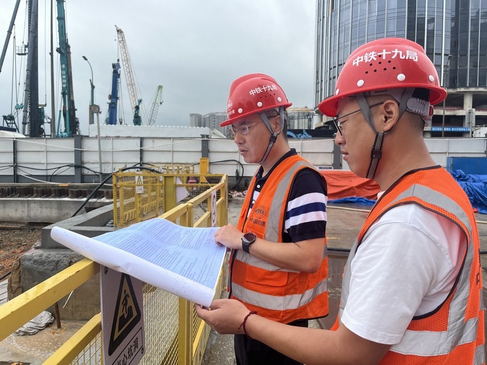 2024年4月26日，深圳市五一勞動獎章獲得者、中鐵十九局軌道公司項目副經理夏荔（左）在穗莞深城際鐵路前皇段皇崗口岸站建設現場忙碌。新華社發(fā)