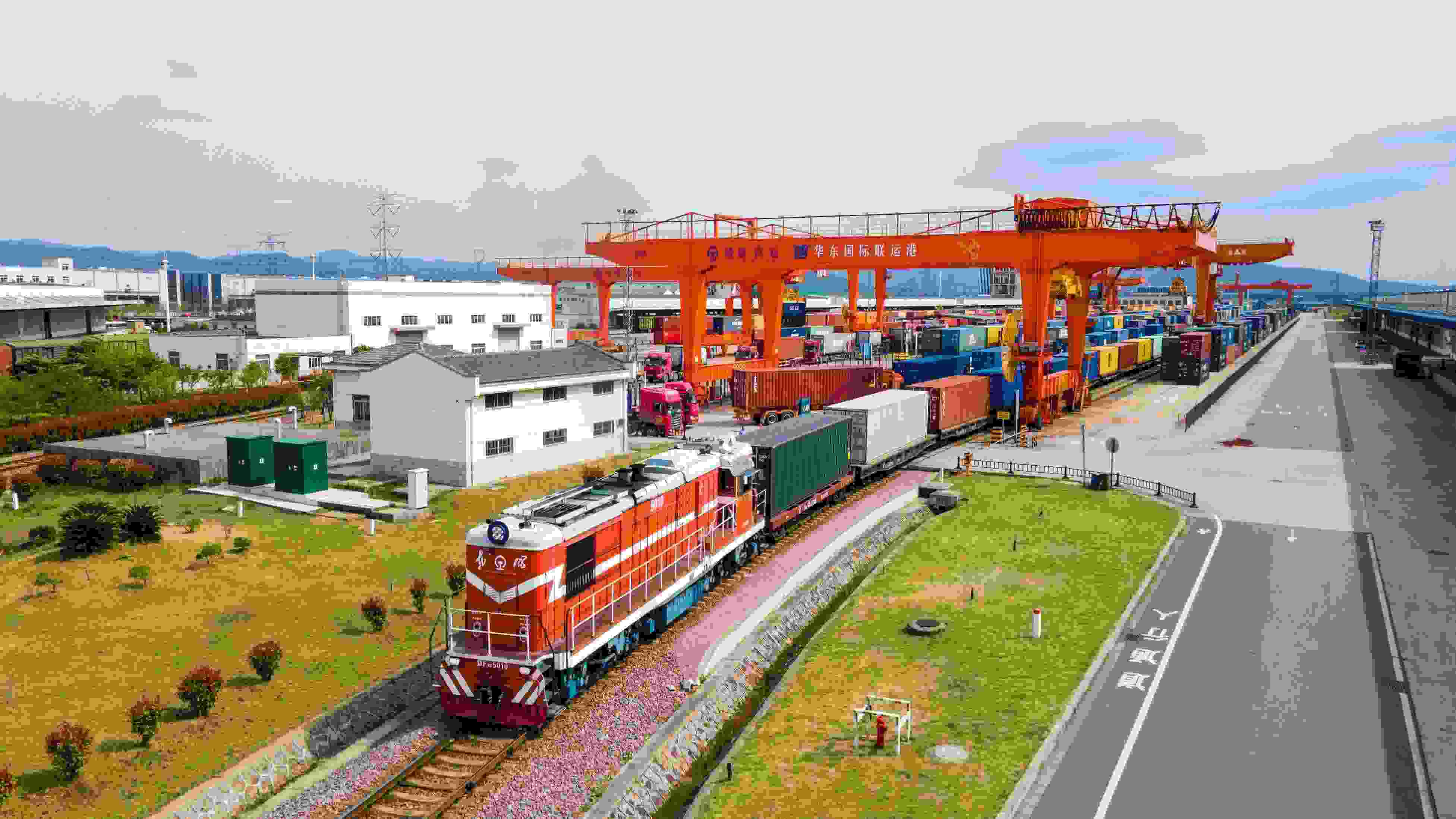 △2024年4月1日，浙江省金華華東國(guó)際聯(lián)運(yùn)港，一列中歐班列裝載110個(gè)標(biāo)箱日用百貨、電動(dòng)工具、機(jī)械裝備等貨物從鐵路金華南貨場(chǎng)啟程駛往匈牙利布達(dá)佩斯。