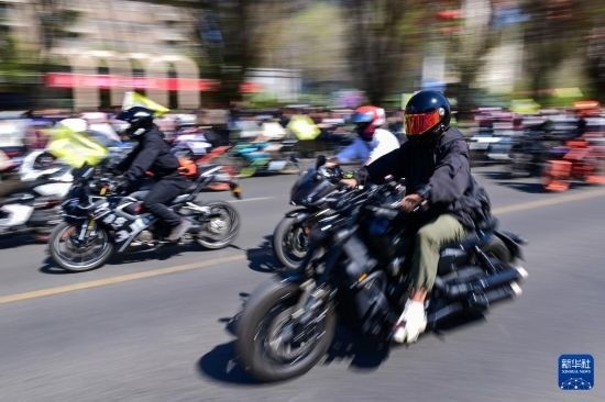 這是4月30日在新疆烏魯木齊市舉行的巡游活動上拍攝的摩托機車方陣。