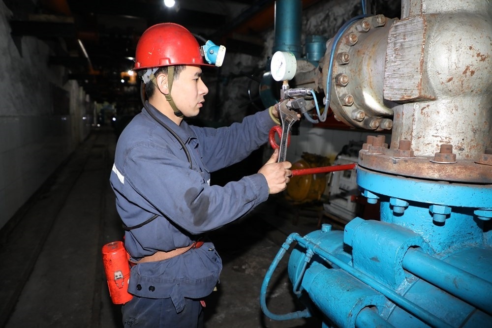 2024年4月30日，冀中能源峰峰集團新屯礦機電區(qū)副區(qū)長顧博在井下泵房檢修水泵。新華社發(fā)