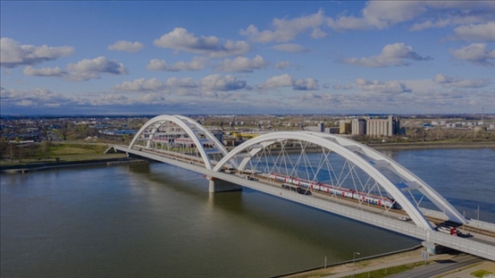 △2024年3月12日，一列火車運(yùn)行在匈塞鐵路塞爾維亞境內(nèi)貝諾段諾維薩德多瑙河大橋上。