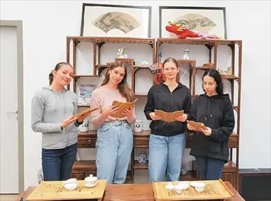 匈中雙語學校的學生胡靈月(左一)、宋智孝(右二)學習中國茶文化。