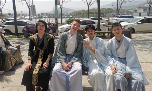 匈牙利學生與襄陽三十六中學生友好交流。