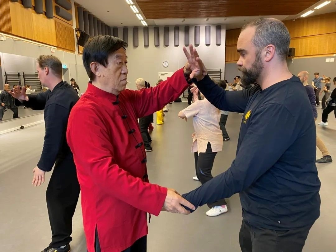 陳正雷老師親自示范指導(dǎo)。斯德哥爾摩中國(guó)文化中心供圖