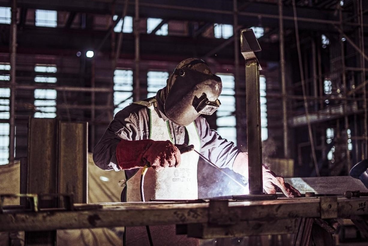 工人在沙特國王港項(xiàng)目現(xiàn)場進(jìn)行焊接操作。山東電建供圖