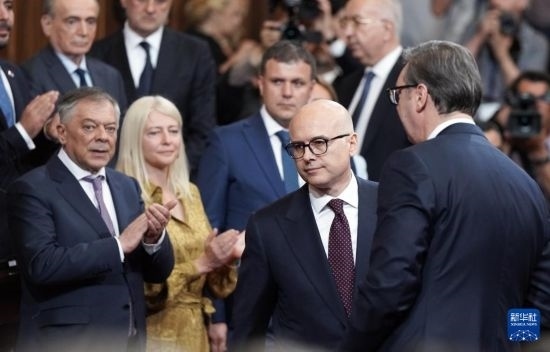  5月2日，在塞爾維亞貝爾格萊德，新一任政府總理武切維奇（中）出席就職儀式。新華社發(fā)（普雷德拉格·米洛薩夫列維奇攝）