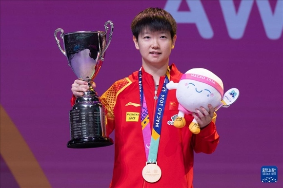2024年4月21日，在2024年澳門國際乒聯(lián)女子世界杯決賽中，孫穎莎奪得冠軍。圖為孫穎莎在頒獎臺上。新華社記者 張金加 攝