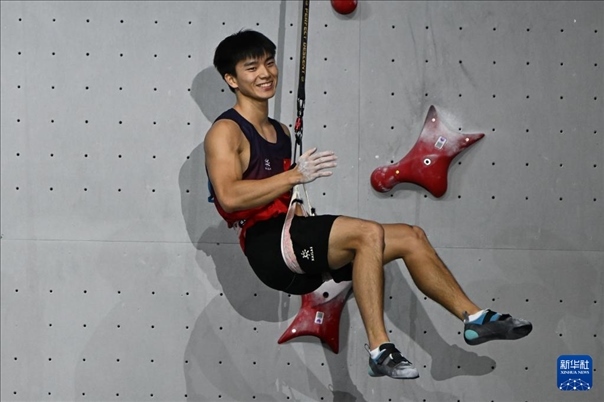 2024年4月13日，在江蘇吳江舉行的2024年國際攀聯(lián)攀巖世界杯（吳江站）男子速度決賽中，中國選手伍鵬獲得冠軍。圖為中國選手伍鵬在決賽后慶祝。新華社發(fā)（王須中攝）