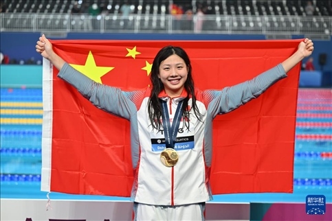 2024年2月13日，2024年世界游泳錦標(biāo)賽游泳項目女子100米蛙泳決賽在卡塔爾多哈舉行。圖為冠軍中國選手唐錢婷在頒獎儀式后慶祝。新華社記者 薛宇舸 攝