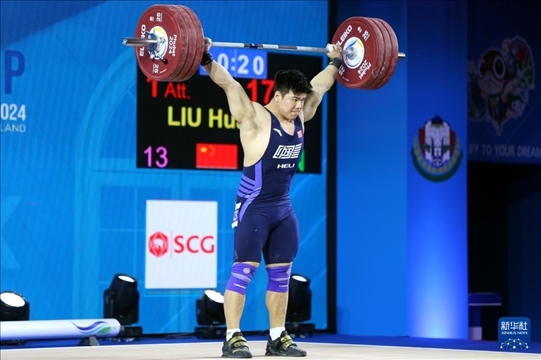 2024年4月8日，在泰國普吉島進(jìn)行的2024年舉重世界杯男子102公斤級比賽中，中國選手劉煥華獲得冠軍。圖為劉煥華在比賽中。新華社記者 王騰 攝