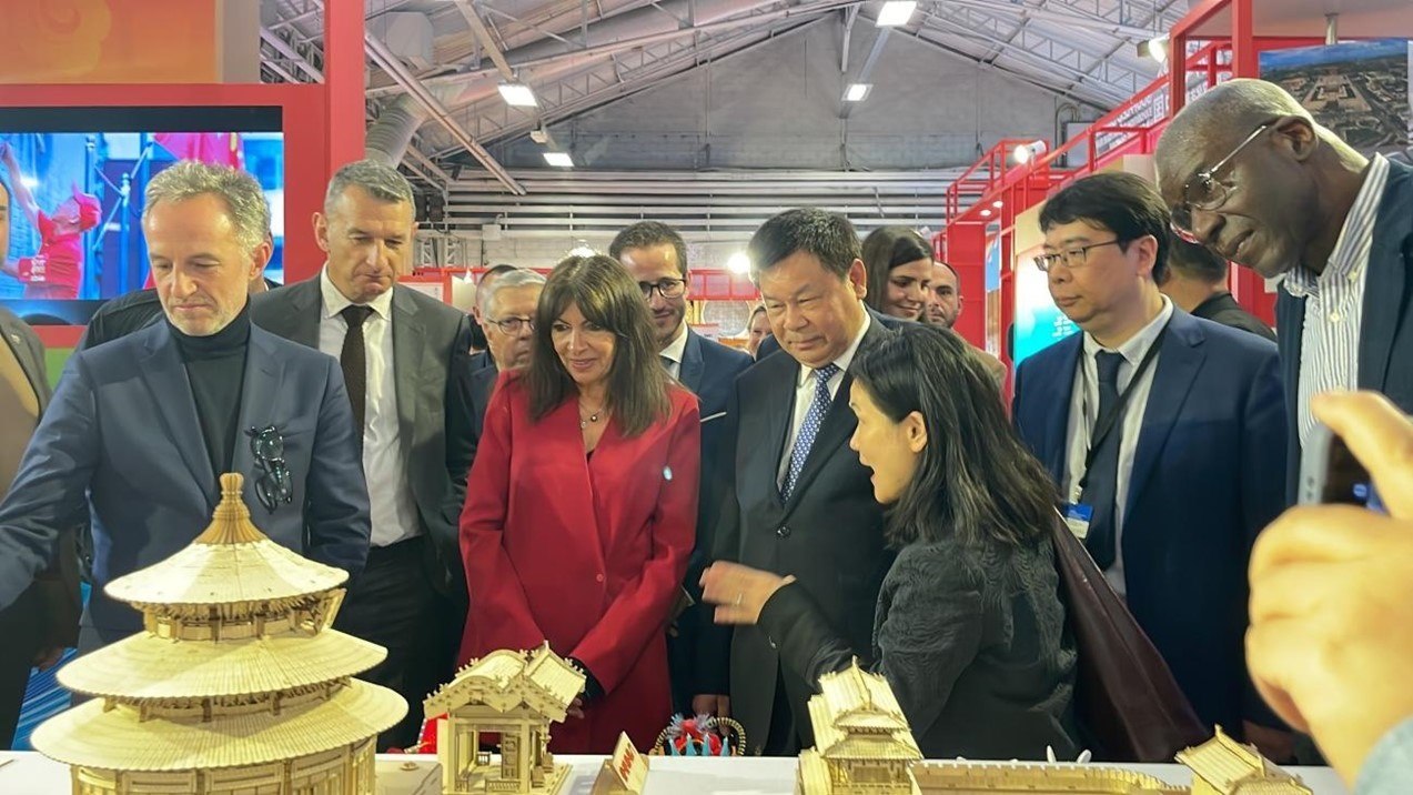 巴黎市市長安妮·伊達爾戈參觀展覽。主辦方供圖