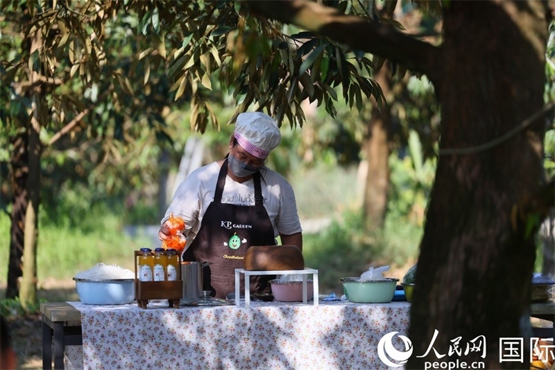 工作人員正在準(zhǔn)備特色果汁。人民網(wǎng)記者 白元琪攝