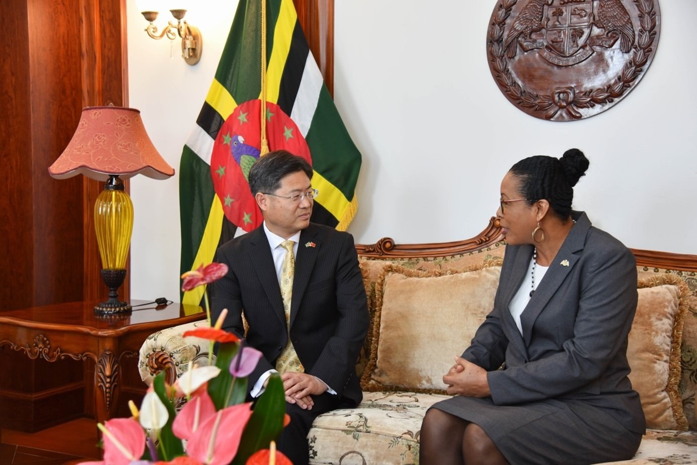 當?shù)貢r間5月3日，中國新任駐多米尼克大使儲茂明（左）向多總統(tǒng)伯頓遞交國書。 中國駐多米尼克大使館供圖