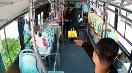 公交車上他一聲大吼！魏杰，好樣的！