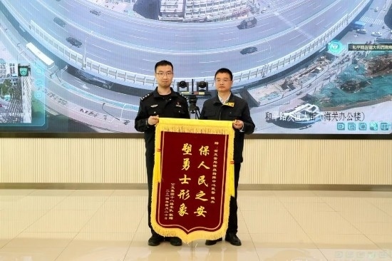 公交車上他一聲大吼！魏杰，好樣的！