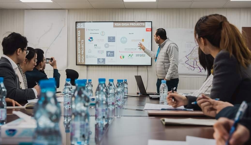 德亞（右三）在和員工開(kāi)會(huì)。中建中東沙特分公司供圖