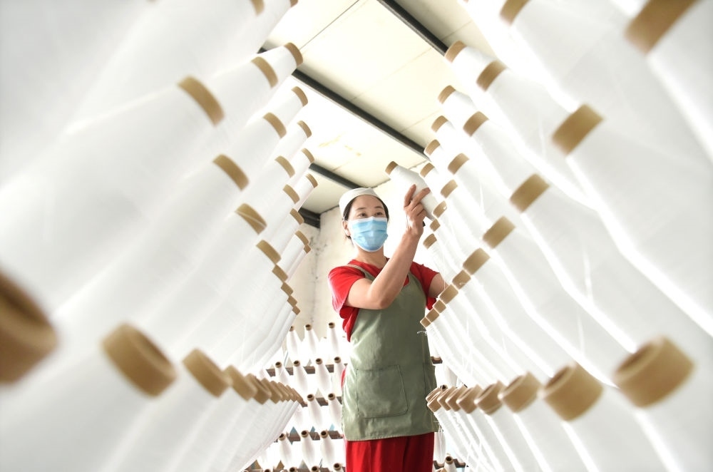 2024年5月1日，工人在山東省淄博市沂源縣悅莊工業(yè)園一玻纖企業(yè)整理加工的產(chǎn)品。新華社發(fā)（趙東山攝）