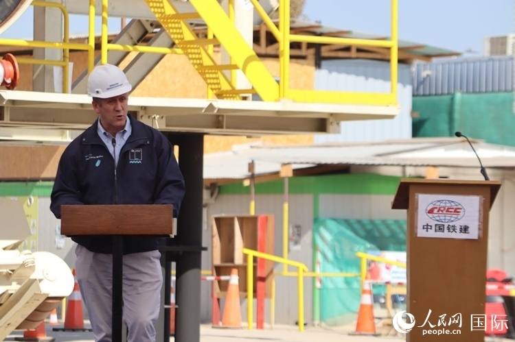 智利交通與電信部部長(zhǎng)胡安·卡洛斯·穆尼奧斯在儀式上為盾構(gòu)機(jī)進(jìn)行命名，并宣布盾構(gòu)始發(fā)。陳露明攝