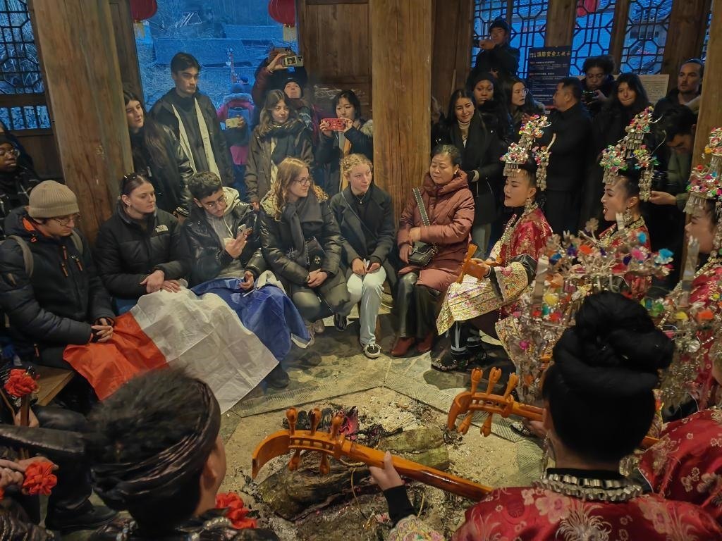 法國青年在榕江體驗民俗文化。新華社記者 羅羽 攝