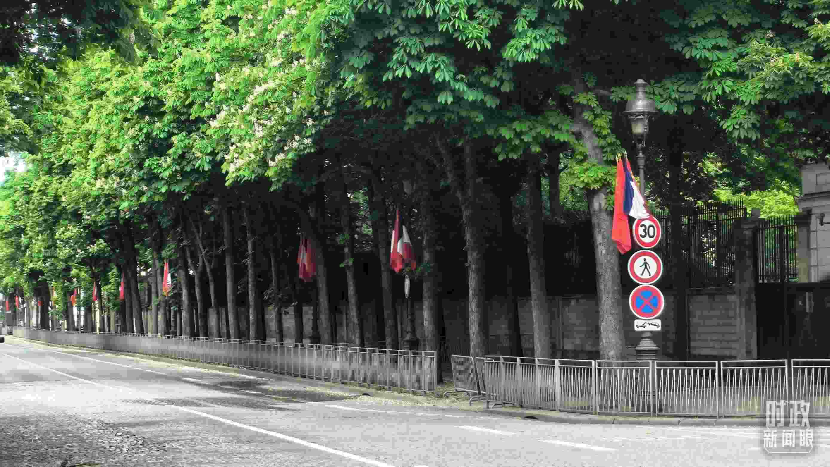 △巴黎道路兩側(cè)懸掛中法兩國(guó)國(guó)旗。（總臺(tái)央視記者鄂介甫拍攝）