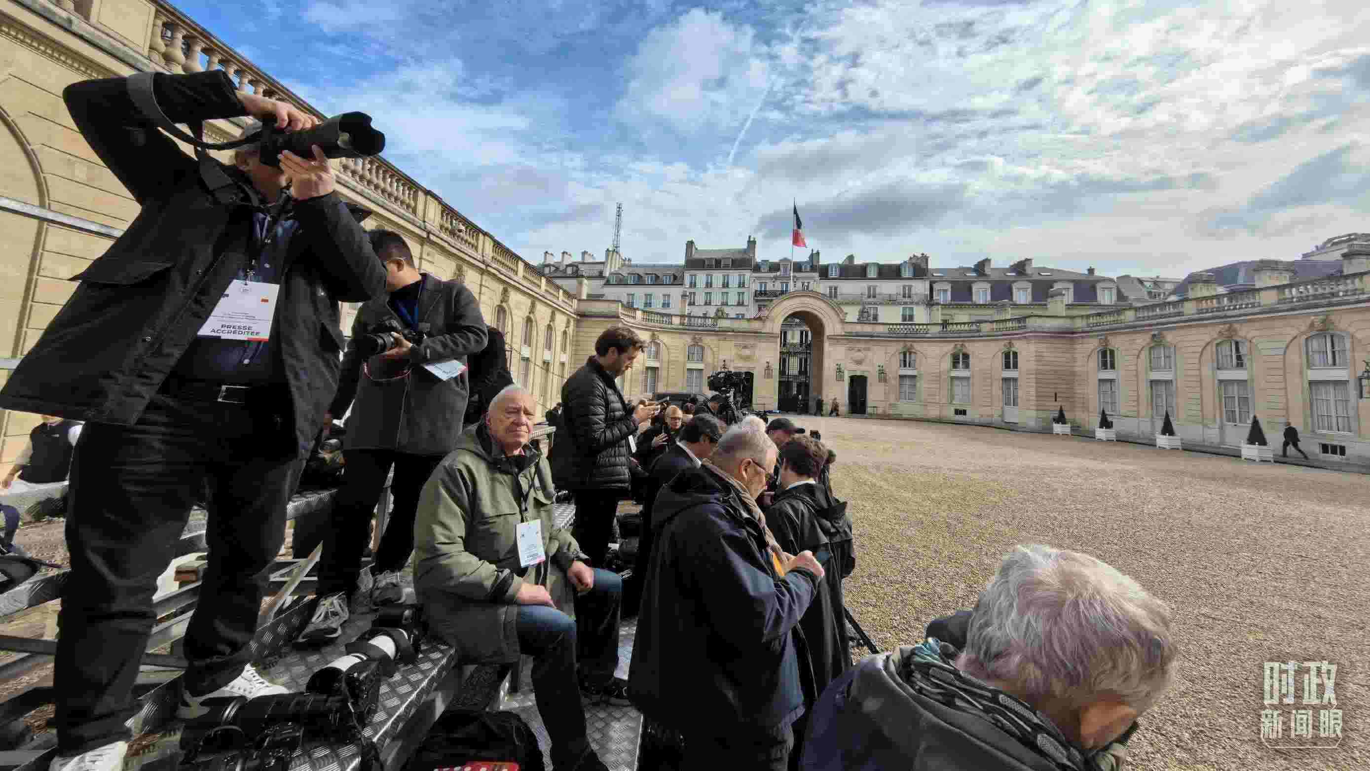 △媒體記者密切關(guān)注當(dāng)天活動(dòng)。（總臺(tái)央視記者陸泓宇拍攝）