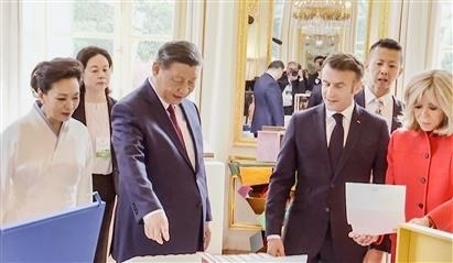 △當(dāng)?shù)貢r(shí)間5月6日下午，在中法領(lǐng)導(dǎo)人會(huì)談前，習(xí)近平主席向馬克龍總統(tǒng)贈(zèng)送中國(guó)翻譯的法國(guó)小說(shuō)。