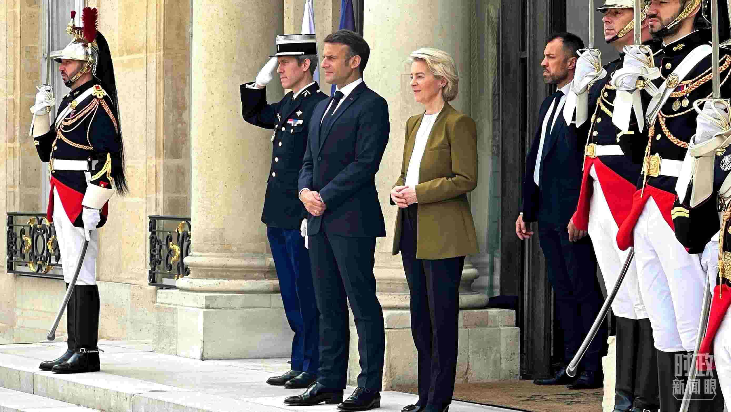 △中法歐領(lǐng)導(dǎo)人三方會(huì)晤后，馬克龍總統(tǒng)和馮德萊恩主席將習(xí)主席送至上車(chē)處。（總臺(tái)央視記者關(guān)舟拍攝）