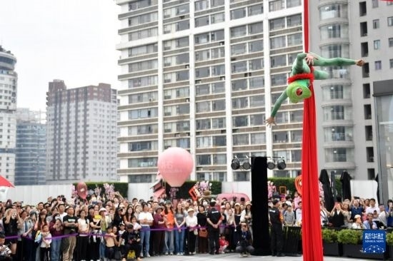 5月7日，演員在長沙國金中心表演木偶劇。新華社記者 陳振海 攝