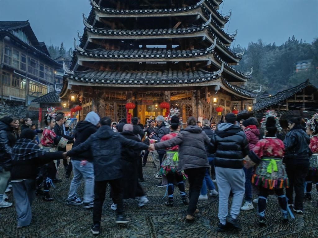 法國青年與當?shù)卮迕駹渴痔琛Ｐ氯A社記者 羅羽 攝