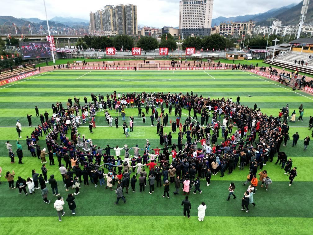 比賽結(jié)束后，兩隊隊員、親友團和大批觀眾手拉手跳起侗族舞蹈。新華社發(fā)（王炳真攝）