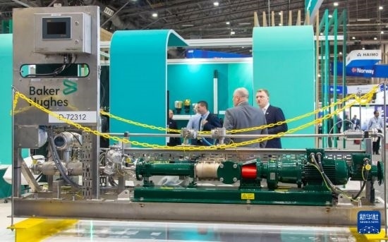 這是5月6日在美國休斯敦國際海洋油氣技術(shù)大會及設(shè)備展上拍攝的展示的裝備。新華社發(fā)（勞承躍攝）