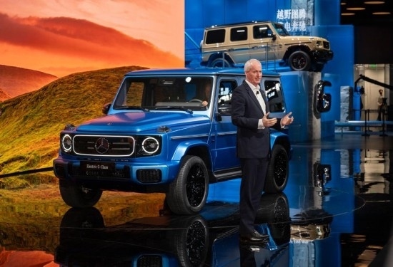 4月25日，在北京中國國際展覽中心順義館舉行的2024北京車展上，梅賽德斯—奔馳集團股份公司董事會成員唐仕凱介紹梅賽德斯—奔馳純電G級越野車。新華社記者 才揚 攝
