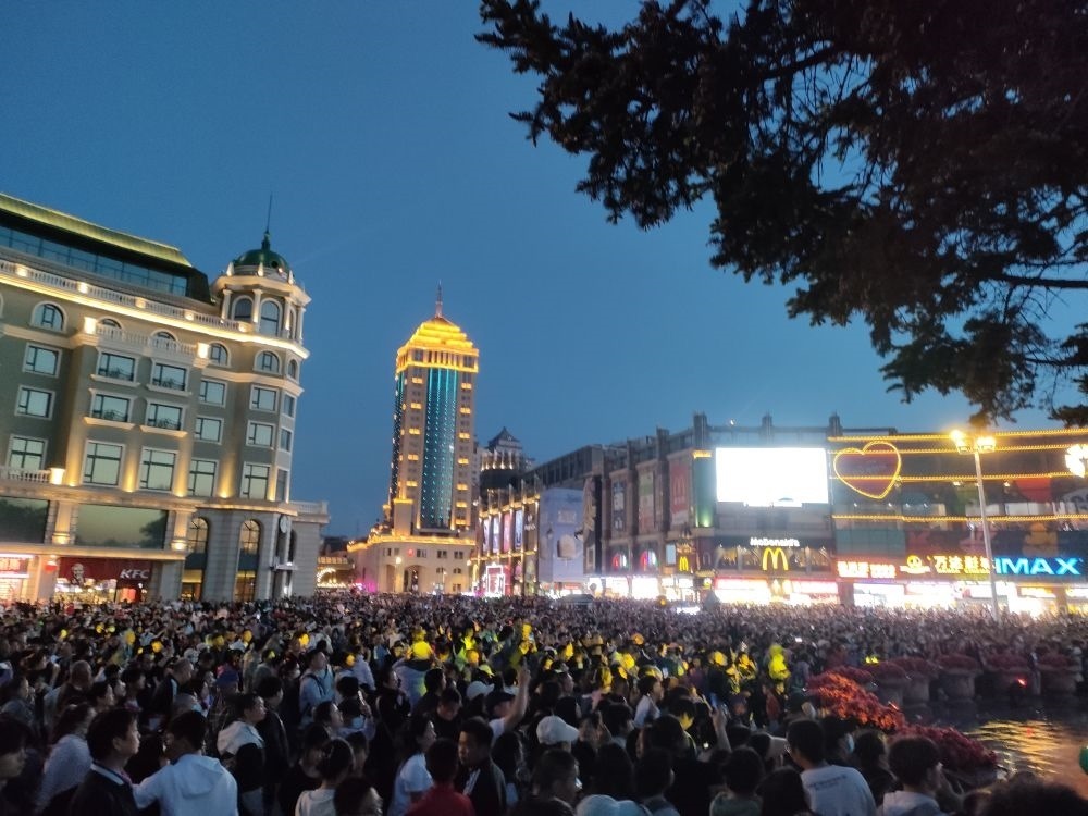 “五一”假期，哈爾濱松花江畔游人如織（2024年5月2日攝）。新華社記者 朱悅 攝