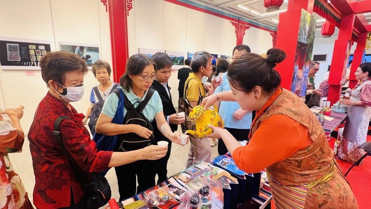 觀眾爭(zhēng)相體驗(yàn)酥油茶。曼谷中國文化中心供圖