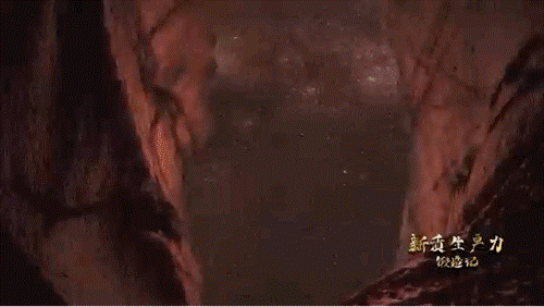 要甄別并發(fā)現(xiàn)暗物質(zhì)粒子，如同在一場(chǎng)人聲鼎沸的足球比賽現(xiàn)場(chǎng)聽(tīng)見(jiàn)一根鋼針跌落的聲音。