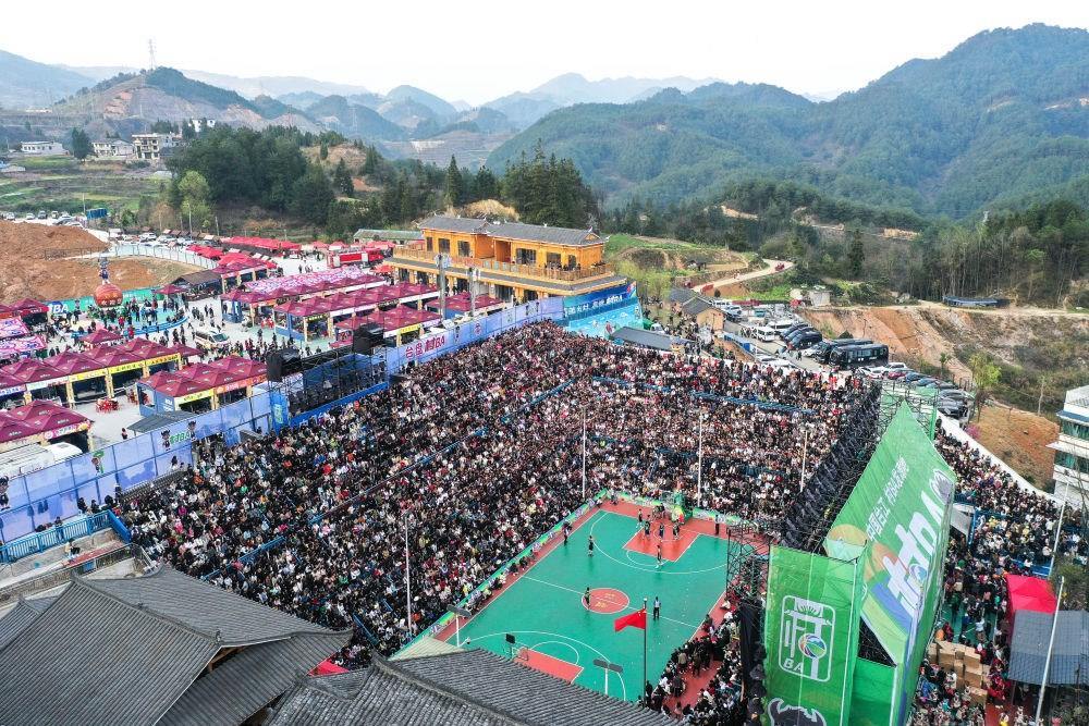 貴州省臺(tái)江縣舉辦的2024年“村BA”球王爭霸賽現(xiàn)場（2024年3月22日攝，無人機(jī)照片）。新華社記者 楊文斌 攝