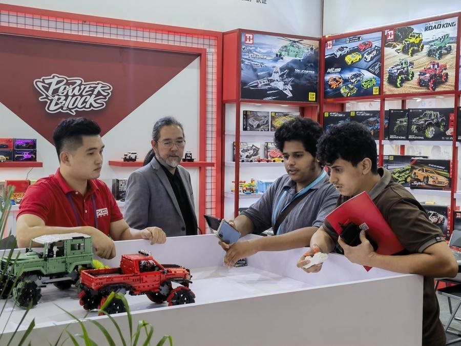 在第135屆廣交會第三期現(xiàn)場，采購商在廣東信宇科技股份有限公司展位選購、體驗積木遙控車產(chǎn)品（5月2日攝）。新華社記者 洪澤華 攝