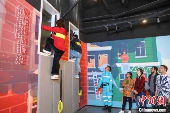 5月9日，留學(xué)生體驗?zāi)M高樓緩降逃生。張鷹 攝