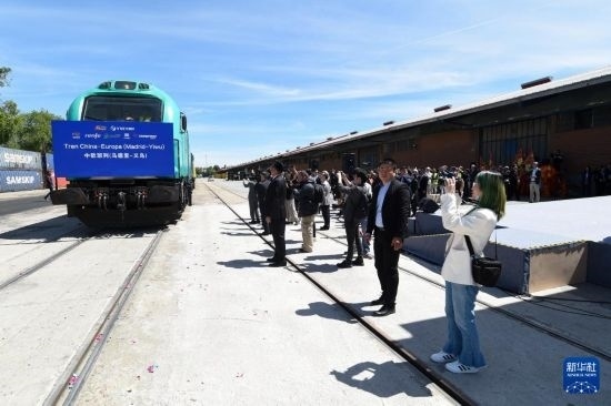 5月8日，在西班牙馬德里，嘉賓們參加中歐班列（義烏—馬德里）開行十周年紀(jì)念號班列發(fā)車儀式。新華社發(fā)（古斯塔沃·巴連特攝）