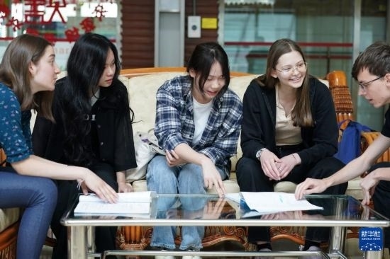 4月28日，宋智孝（右二）和胡靈月（左一）在北京首都師范大學(xué)校園內(nèi)與同學(xué)交流。新華社記者 彭子洋 攝