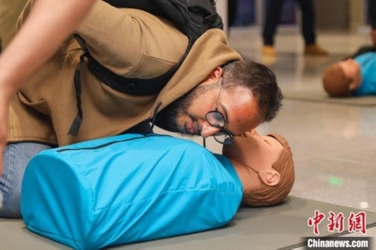 5月9日，留學(xué)生利用假人道具練習(xí)心肺復(fù)蘇技巧。張鷹 攝