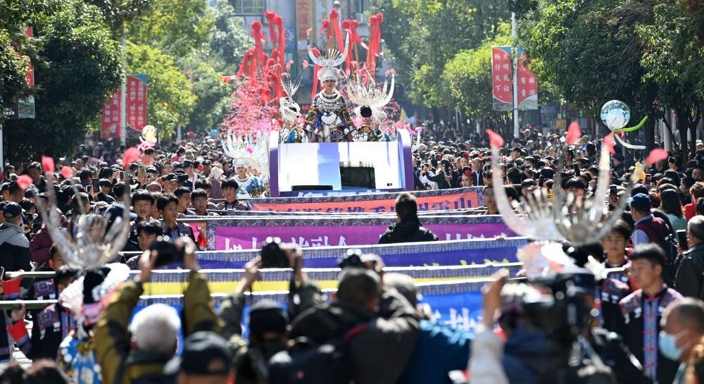在貴州雷山縣縣城，苗族群眾身著盛裝，載歌載舞參加苗年和鼓藏節(jié)的巡游活動(dòng)（2023年11月16日攝）。新華社記者 楊楹 攝