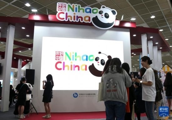 5月9日，在韓國(guó)首爾舉行的首爾國(guó)際旅游展上，參觀者在中國(guó)展區(qū)參加體驗(yàn)項(xiàng)目。新華社記者 姚琪琳 攝