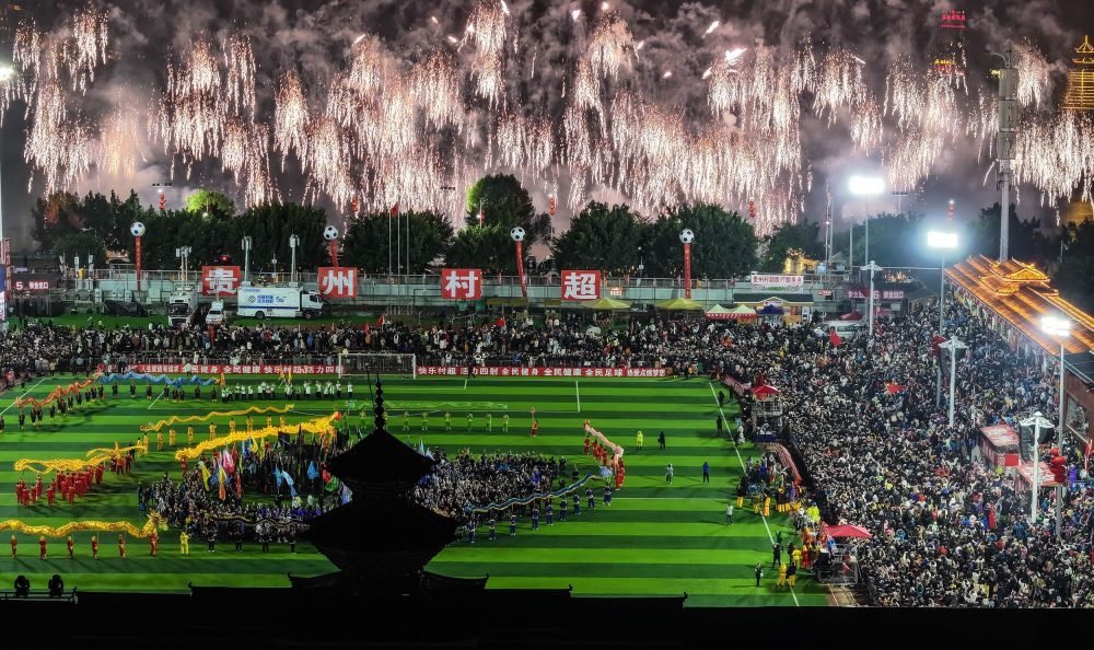 在貴州省榕江縣舉行的2024全國“村晚”示范展示活動(dòng)暨貴州“村超村晚”活動(dòng)中，音樂煙花秀精彩上演（2024年2月3日攝，無人機(jī)照片）。新華社記者 劉續(xù) 攝