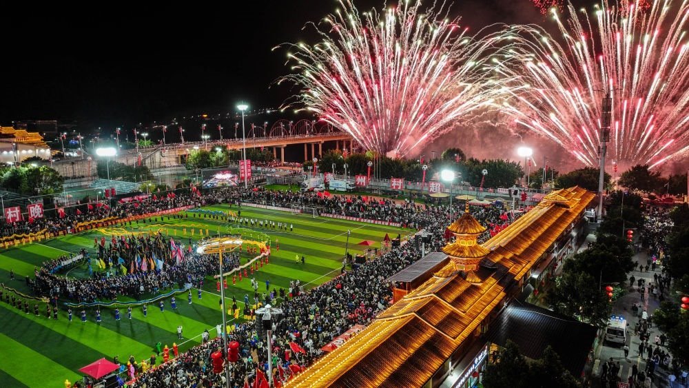 在貴州省榕江縣舉行的2024全國“村晚”示范展示活動(dòng)暨貴州“村超村晚”活動(dòng)中，音樂煙花秀精彩上演（2024年2月3日攝，無人機(jī)照片）。新華社記者 劉續(xù) 攝