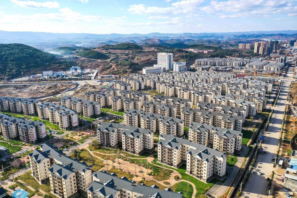 貴州省威寧縣五里崗街道朝陽新城易地扶貧搬遷安置小區(qū)（2021年11月28日攝，無人機(jī)照片）。新華社記者 楊文斌 攝