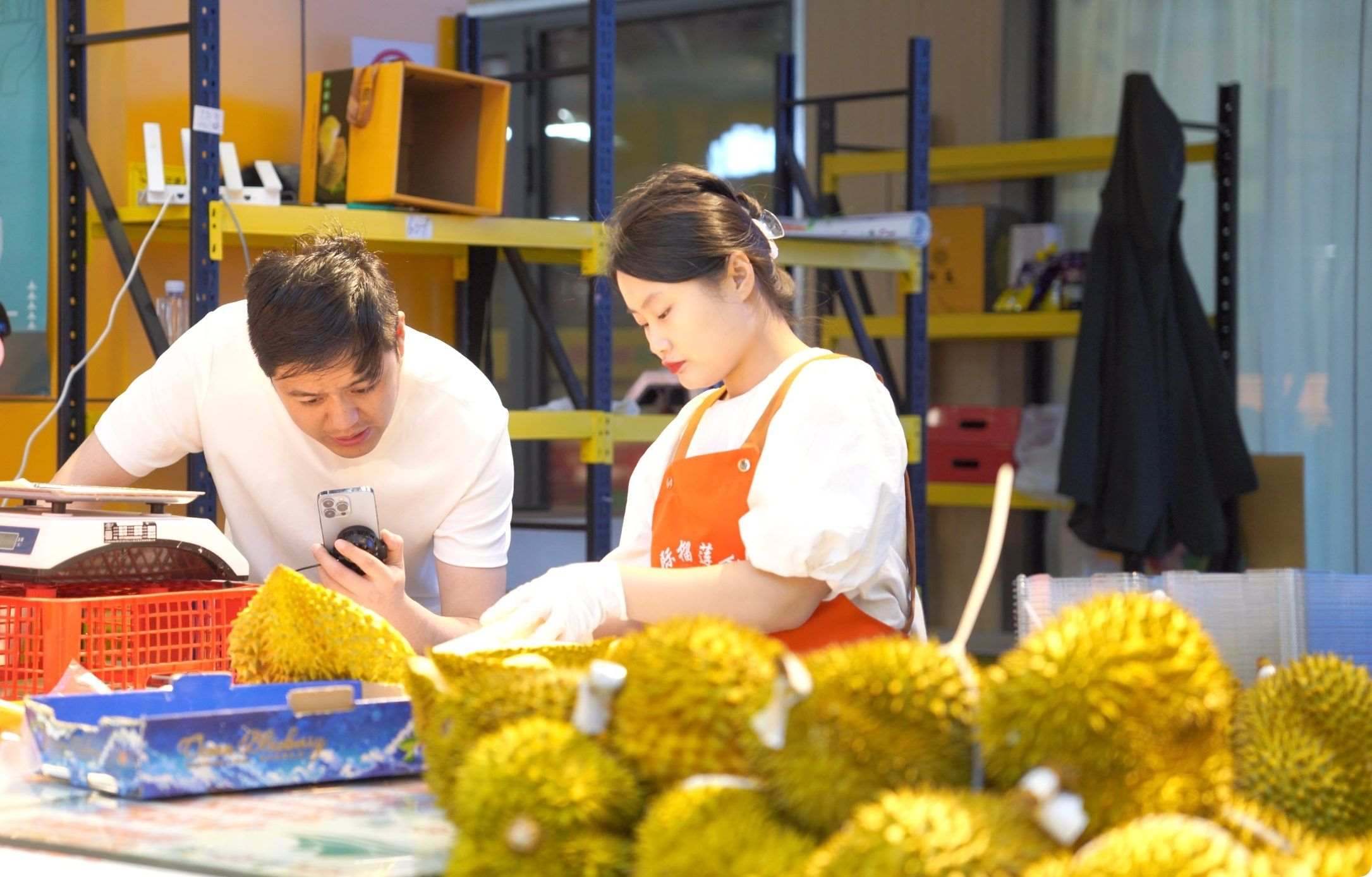 榴蓮商家正在通過手機(jī)直播銷售榴蓮。人民網(wǎng)記者申佳平 攝