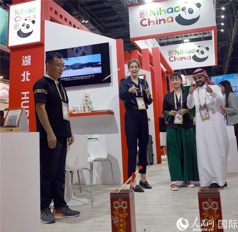 觀眾在參與投壺游戲。人民網(wǎng)記者管克江攝